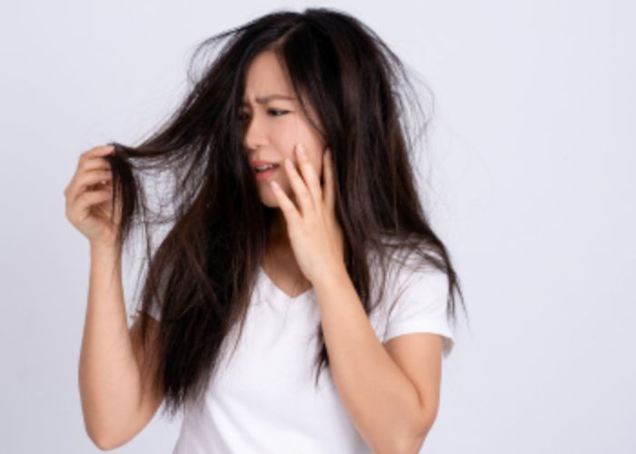 O estresse gerado por poluentes ambientais, metais, toxinas e parasitas, são fatores que podem desencadear alterações capilares e no couro cabeludo, como a queda.