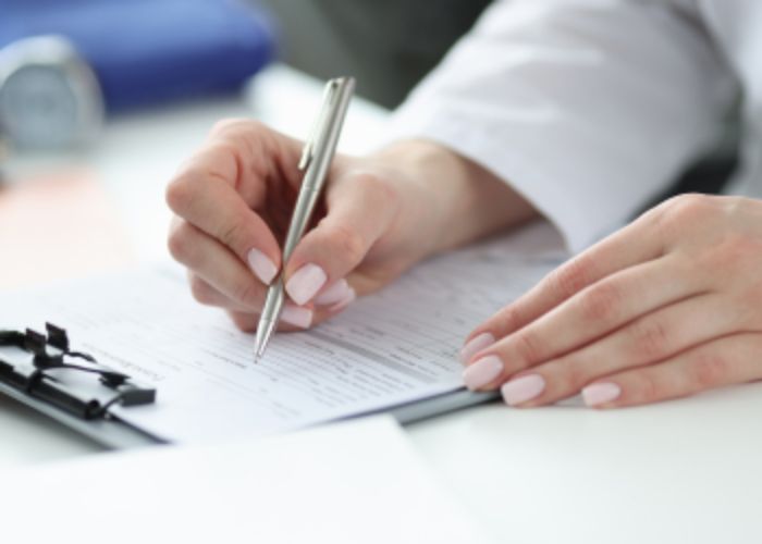 A anamnese busca compreender a saúde geral do paciente, identificar fatores de risco e estabelecer uma base para o diagnóstico e tratamento adequados.